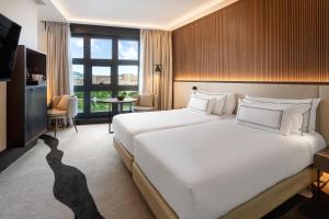Кровать или кровати в номере Hotel Meliá Bilbao