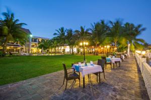 Ein Restaurant oder anderes Speiselokal in der Unterkunft River Beach Resort & Residences 