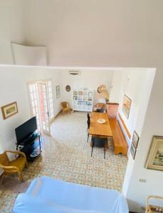 a living room with a table and a dining room at Il Foscolo in Torre dell'Orso