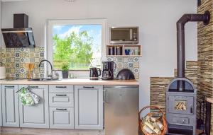 O bucătărie sau chicinetă la Cozy Home In Dabki With Wifi