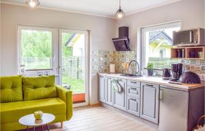 O bucătărie sau chicinetă la Cozy Home In Dabki With Wifi