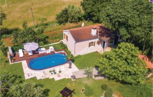 Bazén v ubytování Holiday Home Melnica Iii nebo v jeho okolí