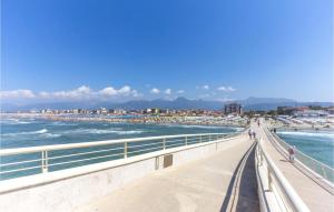vistas a una playa con gente caminando por un puente en Casa Nonna Dora, en Camaiore 24 fotos más