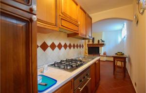 Una cocina con gabinetes de madera y un horno de estufa. en Casa Nonna Dora, en Camaiore