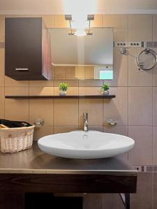 Ένα μπάνιο στο M&N Luxury Family Apartment 10meters from the Sea +57 φωτογραφίες