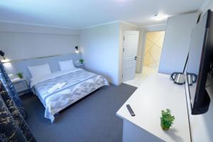 Postel nebo postele na pokoji v ubytování Grand Aura Hotel
