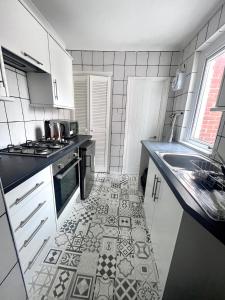 Kuchyň nebo kuchyňský kout v ubytování 3 Bdrm Close To Beach&city