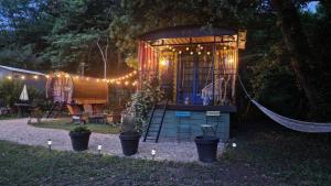 Κήπος έξω από το Git'an Périgord Roulotte bella