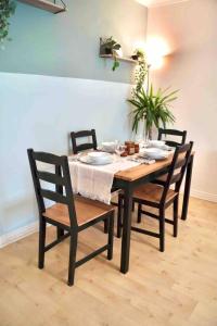 een eettafel met vier stoelen en een tafel met een stoel bij Free Parking, City Centre,quiet,netflix in Town Moor +7 foto's