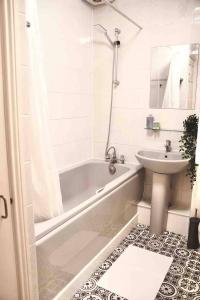 een witte badkamer met een bad en een wastafel bij Free Parking, City Centre,quiet,netflix in Town Moor