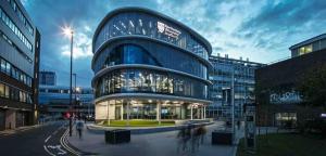 een groot gebouw met mensen die ervoor lopen bij Free Parking, City Centre,quiet,netflix in Town Moor