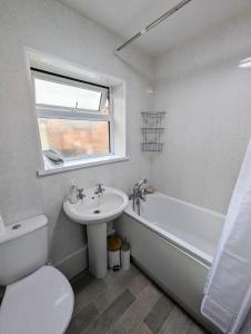 ゲーツヘッドにあるEnjoy 5 Br House Near The Cityの洗面台、トイレ、浴槽を備えたバスルーム