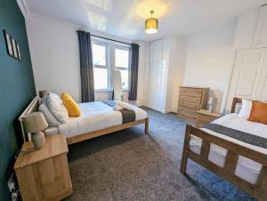 Postel nebo postele na pokoji v ubytování Cozy Stay At 3 Br Close To Newcastle&gateshead