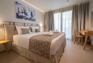 カリテア・ハルキディキにあるElegant Maltepe by Travel Pro Services - Kallithea Halkidikiのベッドルーム1室(テディベア付きのベッド1台付)