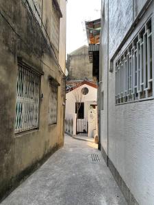 een steegje tussen twee gebouwen in een steegje bij Just meet in Tainan