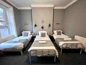 Ένα ή περισσότερα κρεβάτια σε δωμάτιο στο 2 Bedroom Home With Free Parking