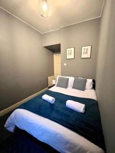Ένα ή περισσότερα κρεβάτια σε δωμάτιο στο 2 Bedroom Home With Free Parking