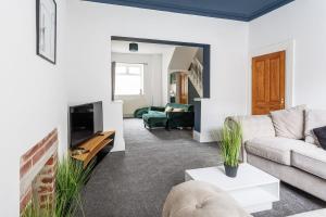 Ruang duduk di Homey And Spacious 3 Br House For Large Group