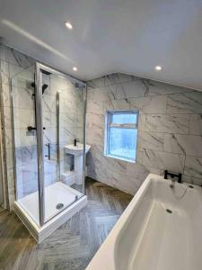 Bilik mandi di Homey And Spacious 3 Br House For Large Group +58 gambar