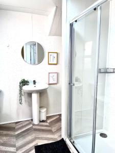 Koupelna v ubytování Centrally Located Apartment-free Parking