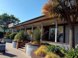 un edificio con una palmera delante en Comfortable family caravan in Weymouth, en Weymouth
