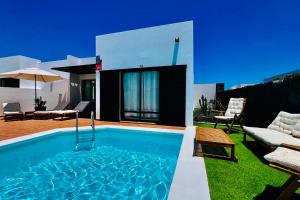 una piscina en el patio trasero de una casa en El Salto 37 - Rinnovata 2023, Piscina Riscaldata, Sole tutto il giorno! Wi-Fi, Massima privacy, Ottima posizione, en Playa Blanca