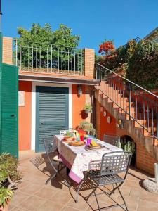 une table et des chaises sur une terrasse en face d'un bâtiment dans l'établissement Villa Lucia, à Castelvenere