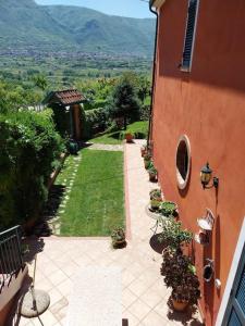 d'une terrasse avec vue sur le jardin. dans l'établissement Villa Lucia, à Castelvenere