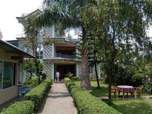 Κήπος έξω από το Hotel Village Inn