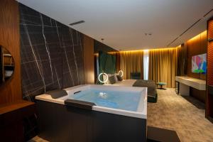 łazienka z wanną w pokoju z łóżkiem w obiekcie Hotel Consul w Szkodrze