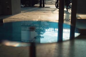 高冈市SEKAI HOTEL Takaoka的水池,倒映在建筑物中