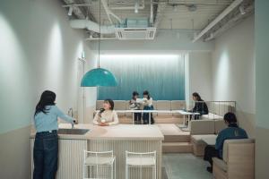 高冈市SEKAI HOTEL Takaoka的一群人坐在等候室里