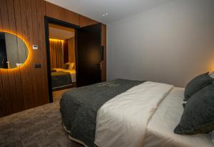 Łóżko lub łóżka w pokoju w obiekcie Hotel Consul