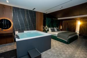 Łóżko lub łóżka w pokoju w obiekcie Hotel Consul