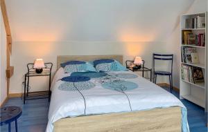 Bett in einem Zimmer mit 2 Tischen und 2 Stühlen in der Unterkunft Nice Home Saint Germain in Saint-Germain-sur-Ay