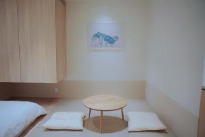 高冈市SEKAI HOTEL Takaoka的一间有桌子和床的小房间 更多37张照片