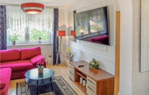 Televízia a/alebo spoločenská miestnosť v ubytovaní 2 Bedroom Nice Apartment In Kolobrzeg
