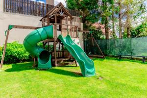 un parco giochi con scivolo in un cortile di Pokoje Gościnne Raf-Tur - Sala Zabaw, Grill - Idealny dla rodzin z dziećmi a Ostrowo