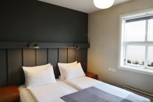 Ένα ή περισσότερα κρεβάτια σε δωμάτιο στο Fosshotel Hellnar