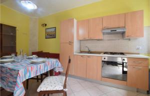 Kuchyň nebo kuchyňský kout v ubytování 1 Bedroom Lovely Home In Roccalumera