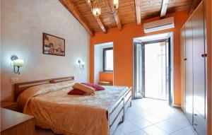 Postel nebo postele na pokoji v ubytování 1 Bedroom Lovely Home In Roccalumera