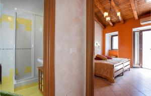 Postel nebo postele na pokoji v ubytování 1 Bedroom Lovely Home In Roccalumera