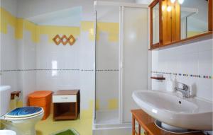 Koupelna v ubytování 1 Bedroom Lovely Home In Roccalumera