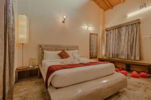 Letto o letti in una camera di Freesia Resort by Express Inn
