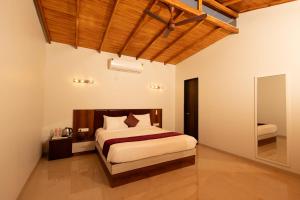 Letto o letti in una camera di Freesia Resort by Express Inn