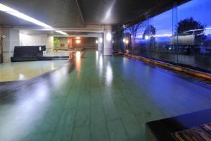 Hotel Taikan في موريوكا: صالة بولينج فارغة في مبنى في الليل