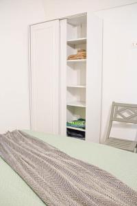 Habitación con armario con puerta y alfombra. en La Vispa Teresa Almalusa Apulian home by In Puglia service, en Martina Franca