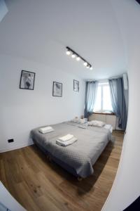 Ένα ή περισσότερα κρεβάτια σε δωμάτιο στο Apartament Młyńska 26