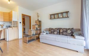 uma sala de estar com um sofá e uma cozinha em Cozy Apartment In Portoroz em Portorož
