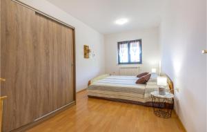 um quarto com uma cama e uma grande porta de correr em Cozy Apartment In Portoroz em Portorož mais 5 fotografias